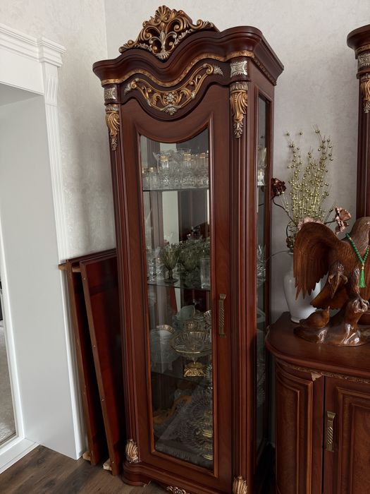 Продаю стенку из натурального дерева  Качественная, прочная.