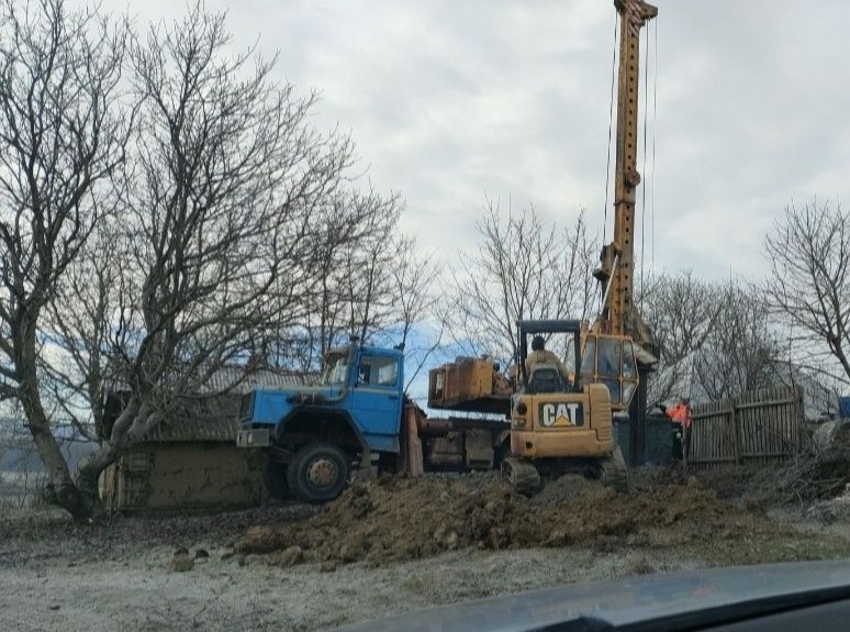 Executam fântâni piloni