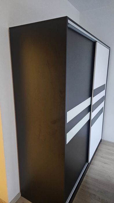 Продава се гардероб с плъзгащите се врати