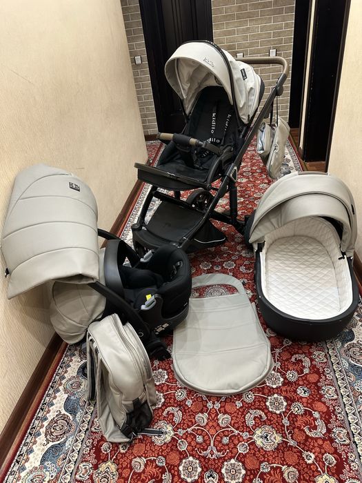 Продаетсья коляска CARRELLO 2в1