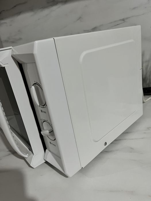 Cuptor microunde exterior impecabil Daewoo 700W