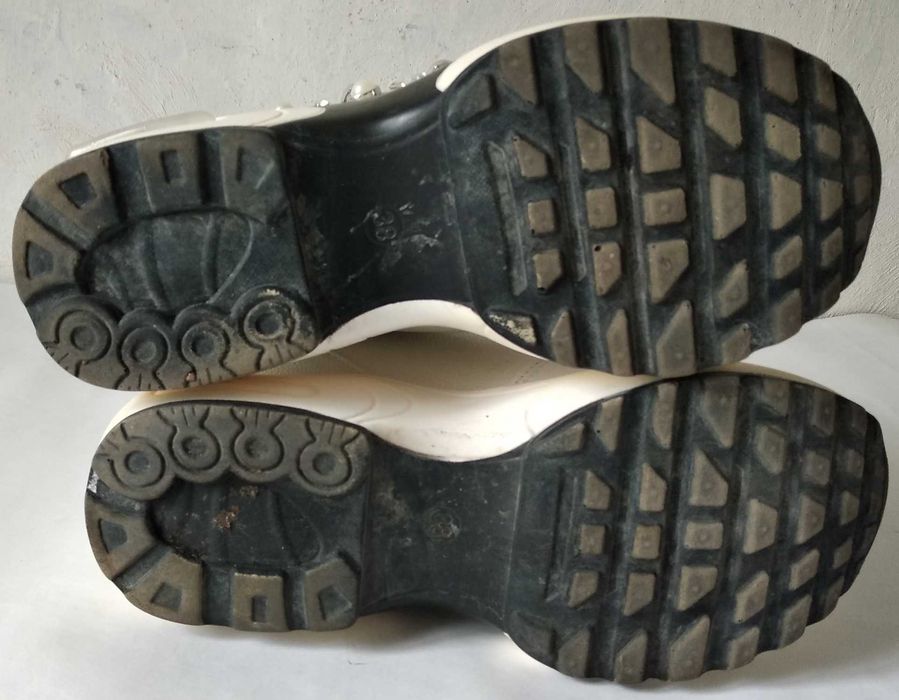 Кроссовки серебристого цвета со стразами, размер 36-37