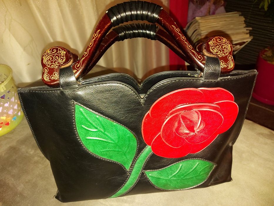 Дамска чанта-уникална с дръжки от естествено дърво