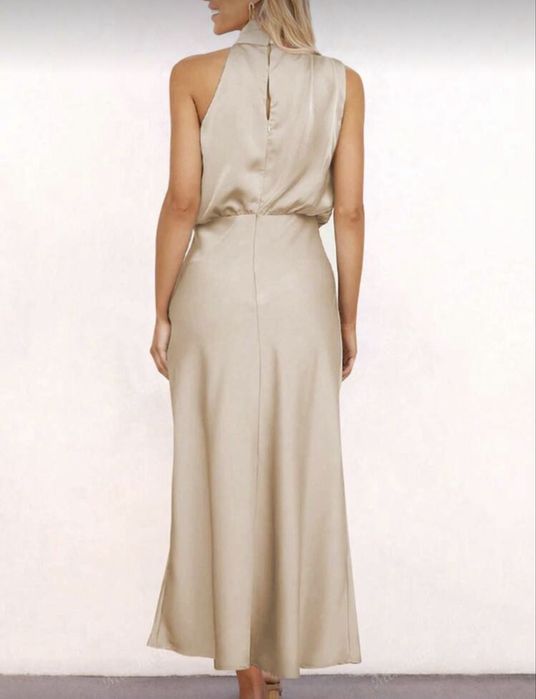 Бежова сатенена рокля