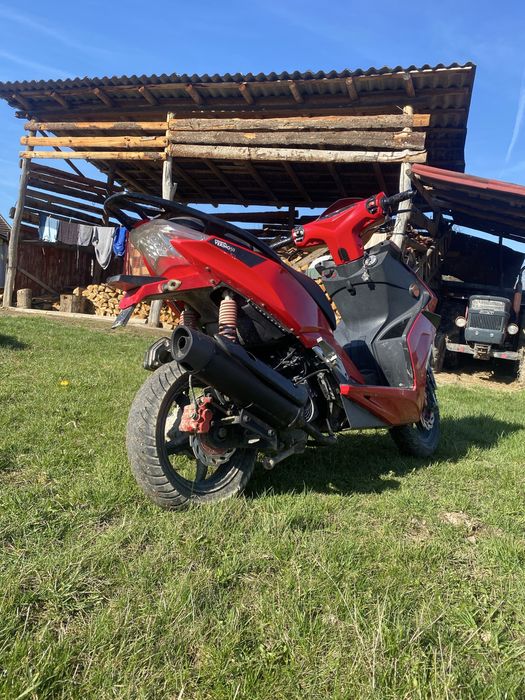 Vând 2 scutere sau schimb