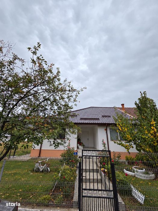 Casă cu 4 camere, teren generos, grădină, seră și anexă gospodărească