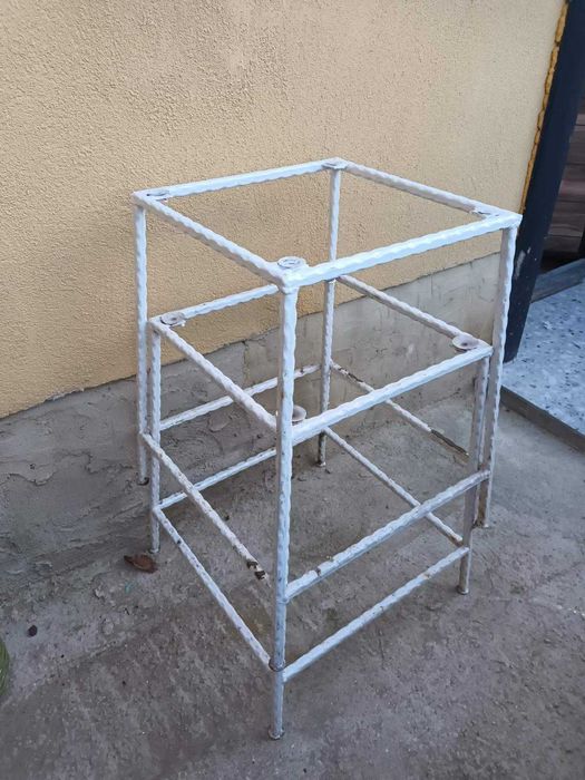 продавам две кръгли масички