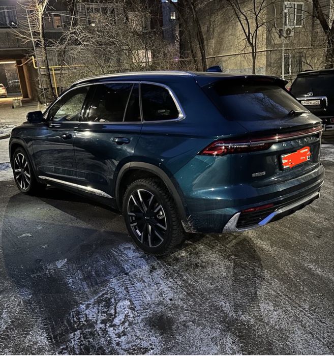 Кроссовер Geely Monjaro 2024 года