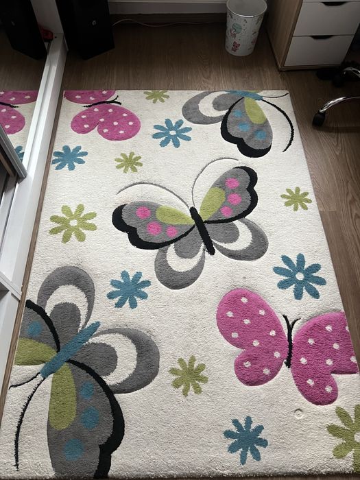 Covor camera copii cu fluturi