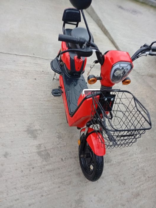 Vând scuter electric moped