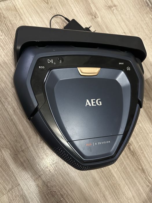 Robot aspirator AEG RX9 X 3D Vision – stare bună, funcțional