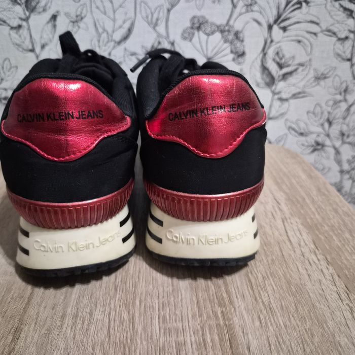 женские кроссовки