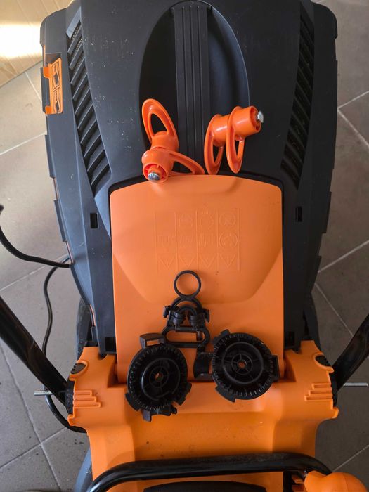 Masina de tuns iarba și tractoare LawnMaster Zenitech M2EB1637M 1600W 37cm, 6 înălțimi reglabile 20-70mm