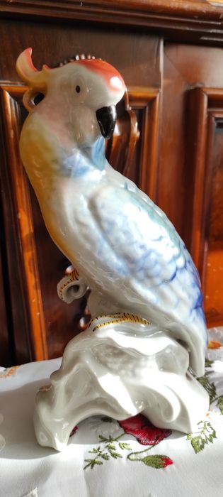 Българска стара порцеланова  кутия ,българска фигура папагал