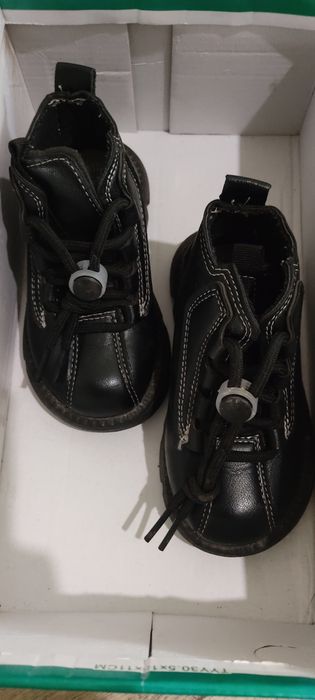 Продаю детский ботинки