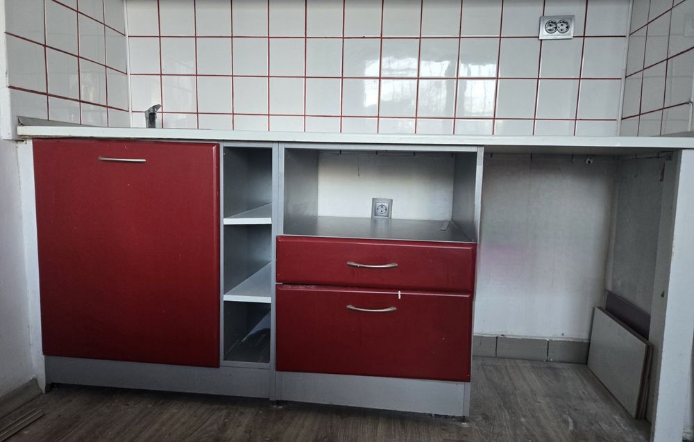 Продавам кухня в червено и сиво