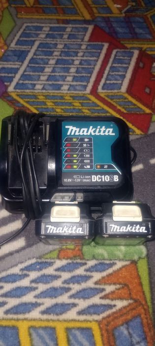 Încărcător Makita 12v +2 acumulatori