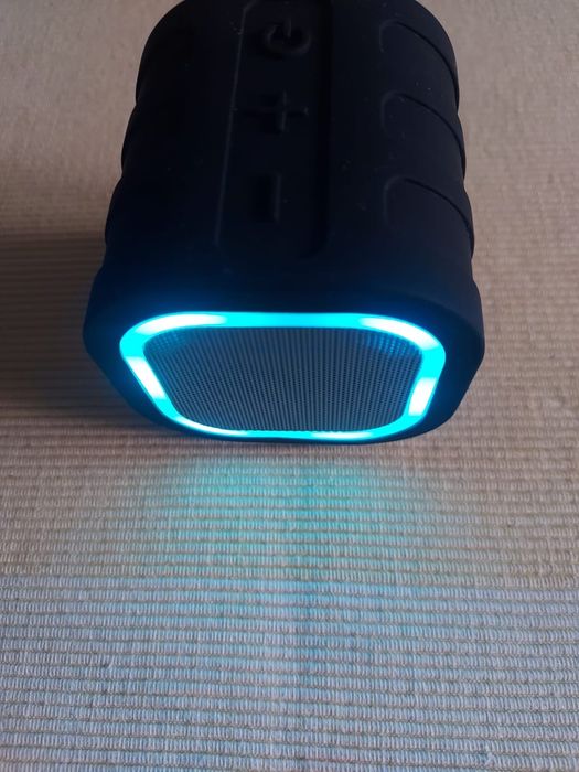 Vând boxă bluetooth cu lumini ambientale