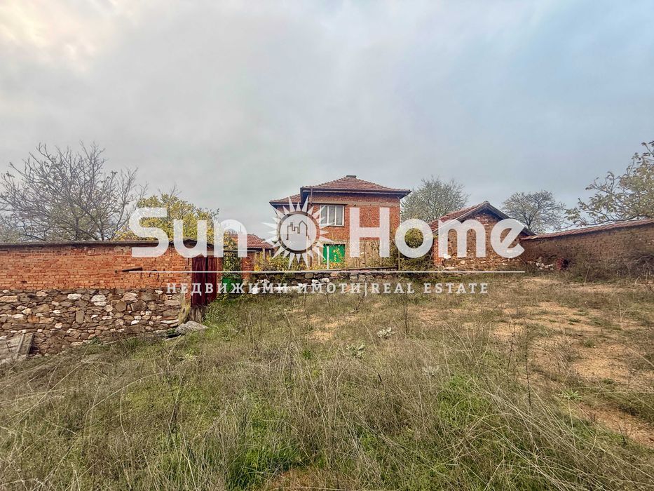 Поддържана тухлена къща  в село Овчарово