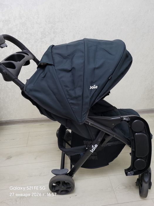 Продам коляску Joie