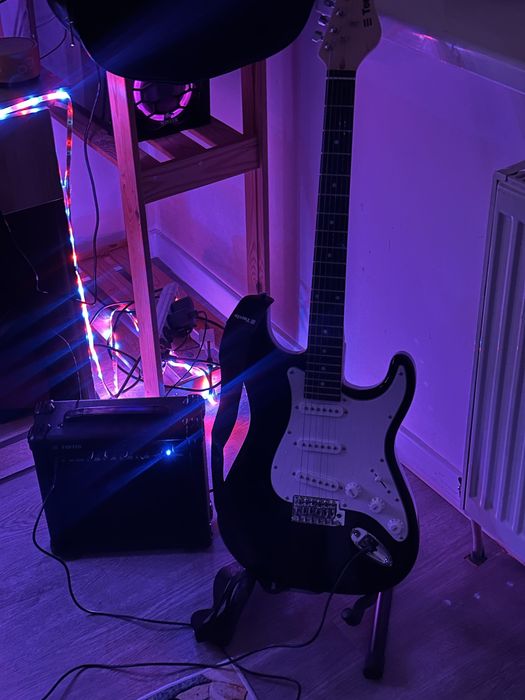 электрогитара с комбоуселителем