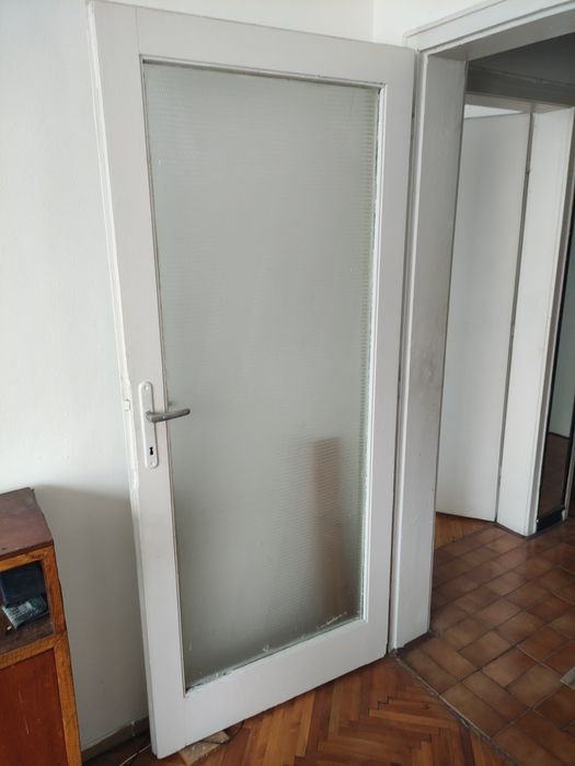 Две дървени врати, с и без прозорец