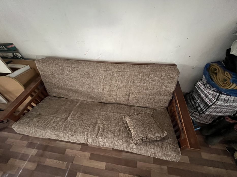 Диван качественный, деревянный