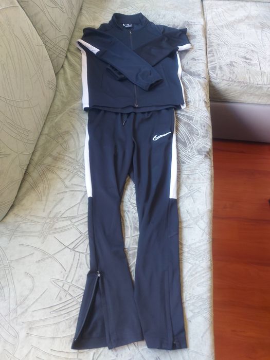 Продавам детски екип.