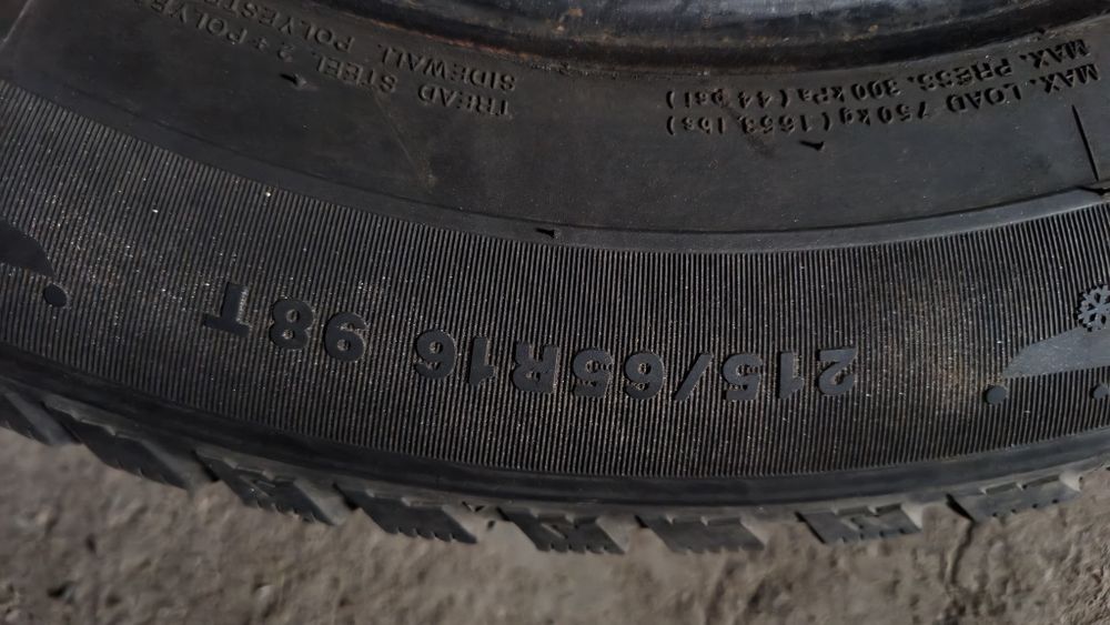 Продам зимние шины 215/65/16