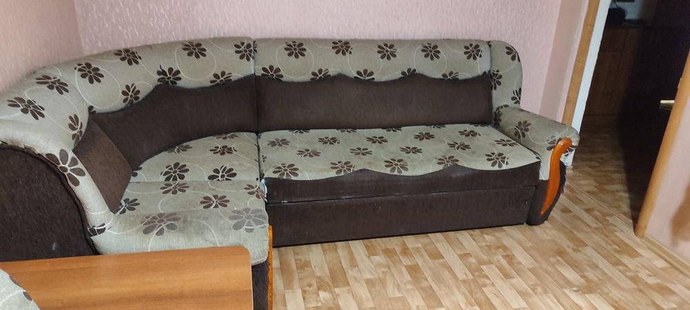 Отдам угловой диван и кресло.Самовывоз.
