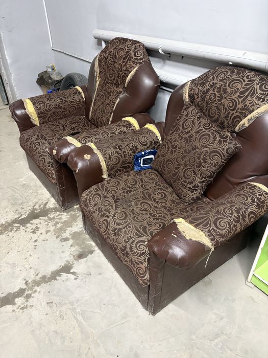 Divan kreslo sotiladi srochniy