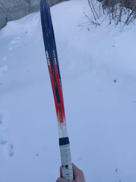 Продам тенисную ракетку