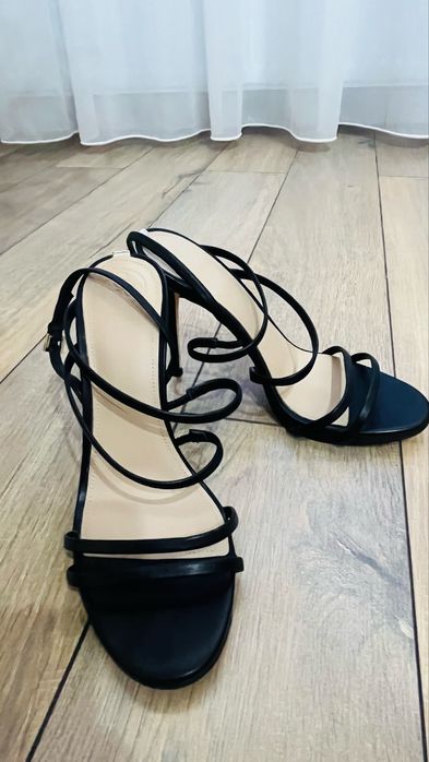 Босоножки бренд GUESS