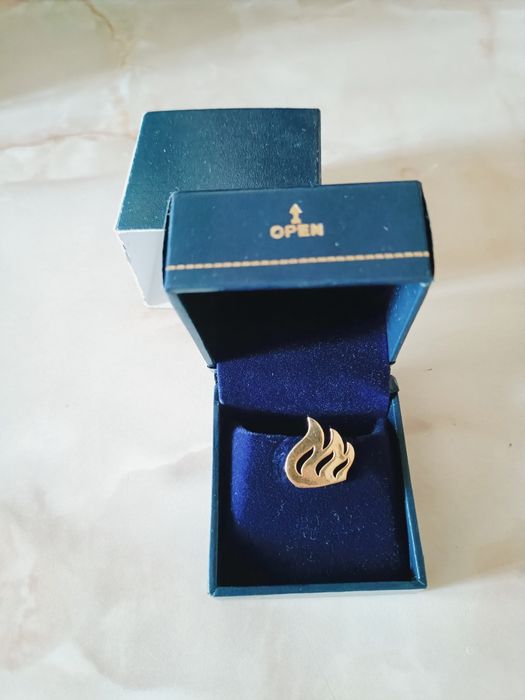 Pin metalic flacără aurie cu cutie - accesoriu sacou/vestă