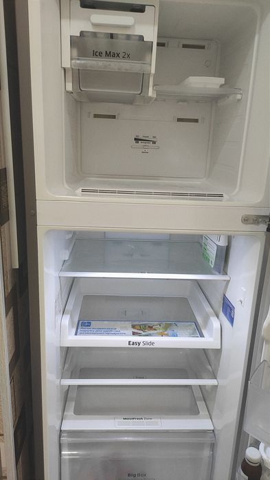 Холодильник Samsung