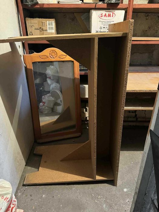 ПОДАРЯВАМ две използвани бюра. Пловдив.