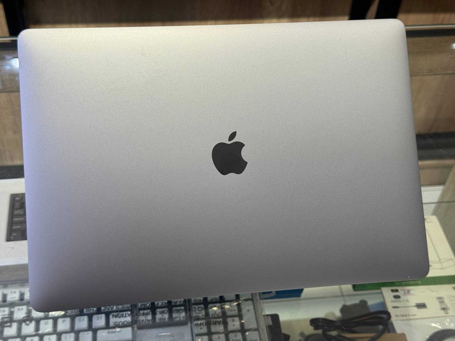 Macbook PRO 15 2019г Core i7 Radeon Pro 555X 4Gb ram 16 ssd 512