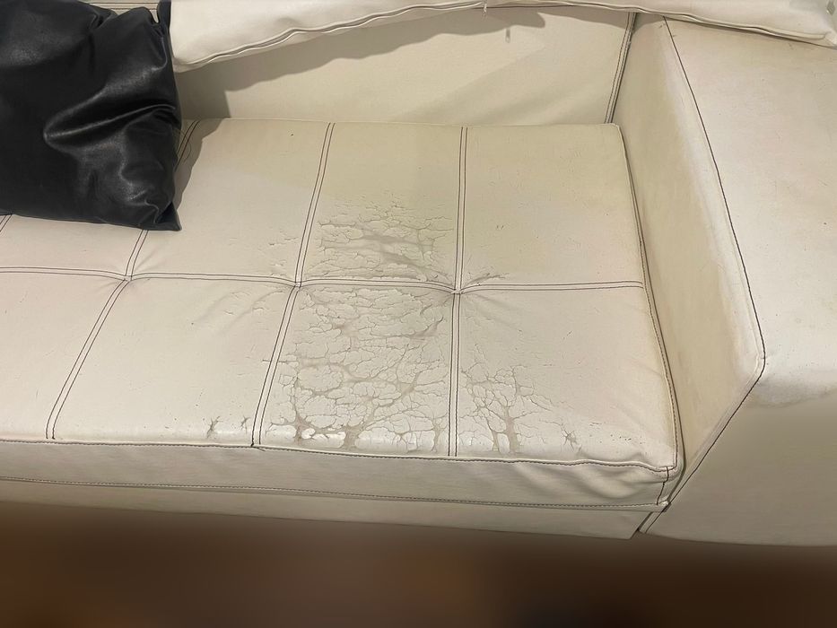 Бял кожен диван с възглавници