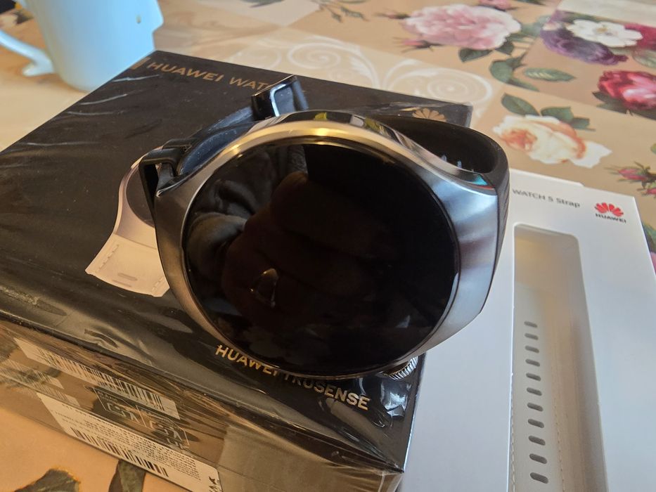 HUAWEI Watch 5 LTE 42mm White + Black Strap.