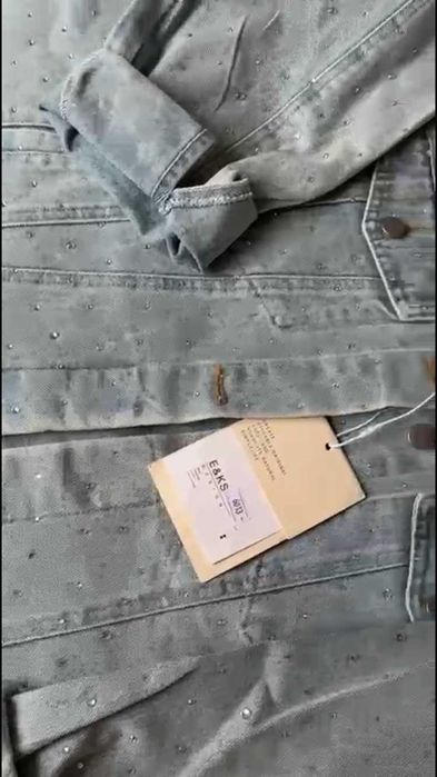 Джинсовая куртка в стразах 2026 бомбовая на сейчас Люкс