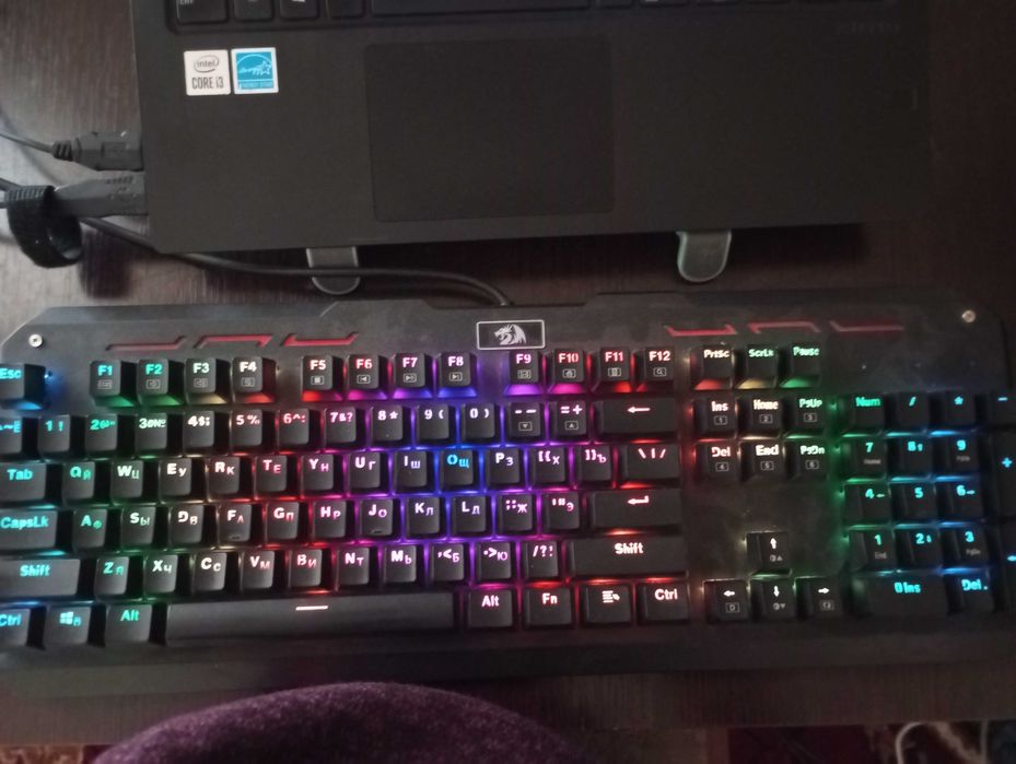 Mexanicheskiy klaviatura 12 ta harxil potsvetkasi bor