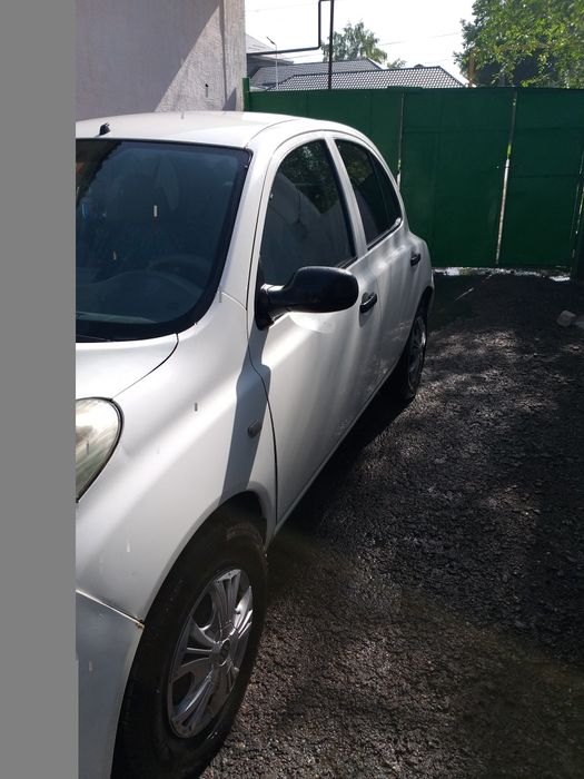 малолитражка Ниссан