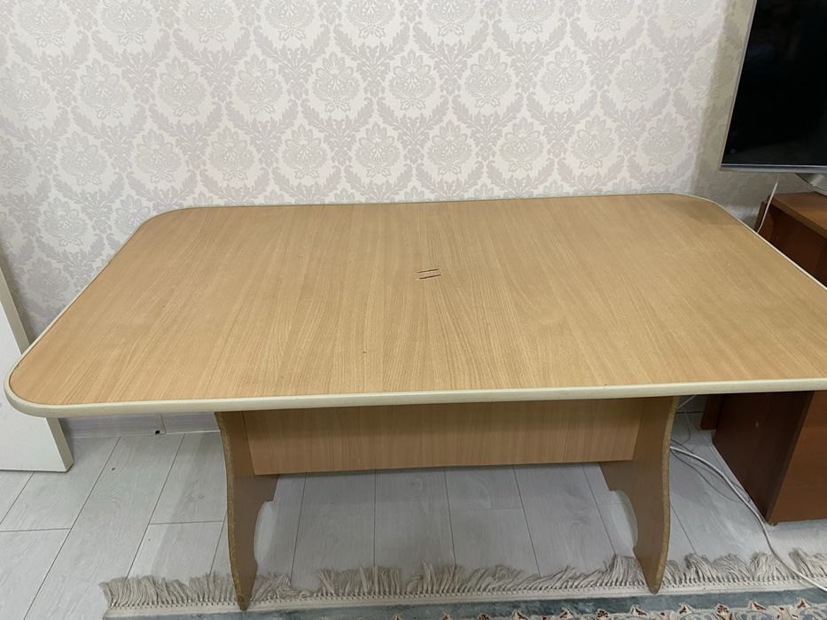 Стол большой кухонный.