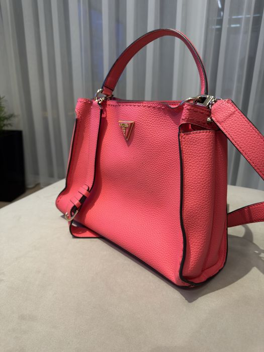 Дамска чанта на марката Guess.