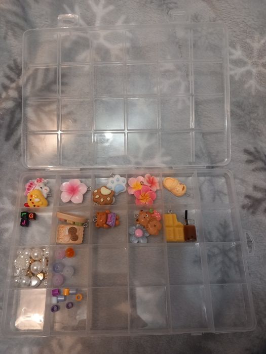 Кутия с висулки за гривни и ключодържатели има и мъниста