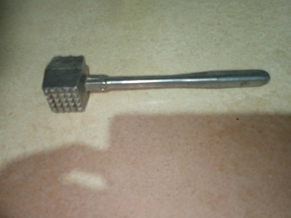 молоток для отбивных из мяса.