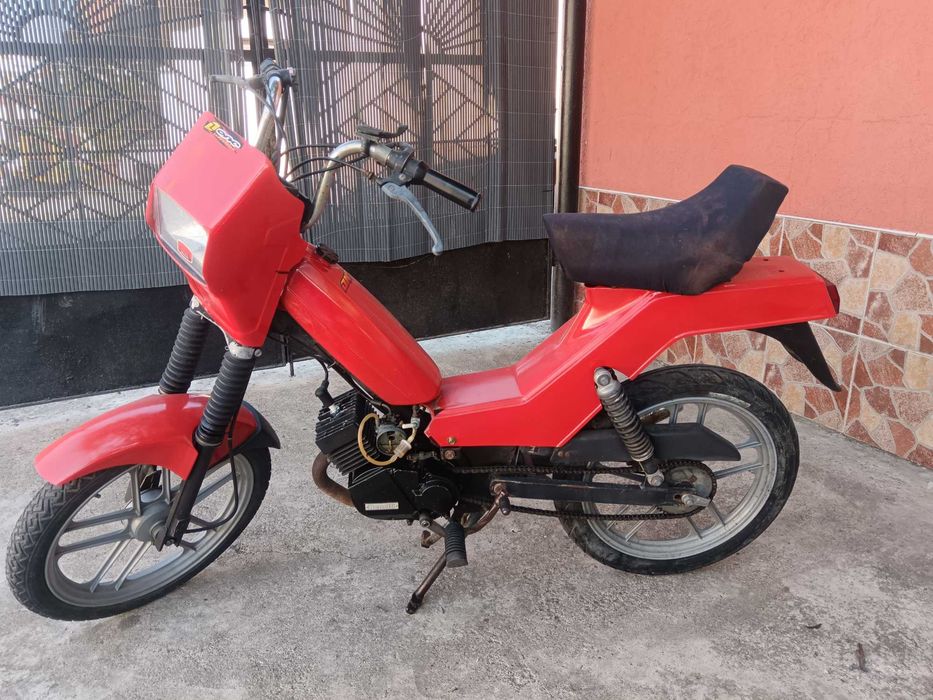 Бенели 50 Моторчето работи със 3 скорости  без документи