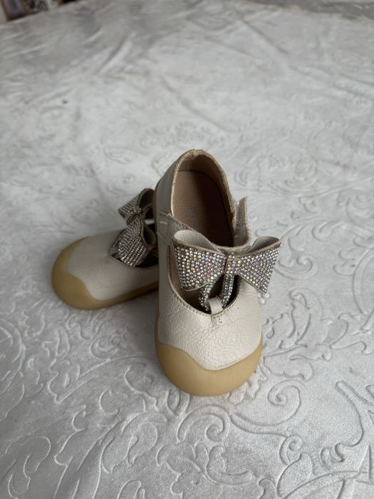 Гелевые босоножки , сәнді көйлекпенде, шалбарменде кие береді .