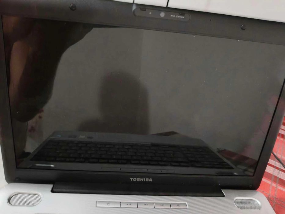 Vand laptop TOSHIBA SATELLINTE L500 pret 200 lei