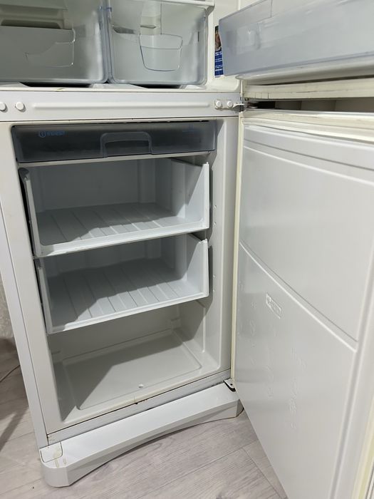 Холодильник indesit